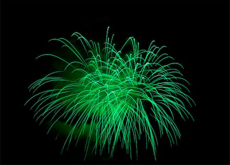 Fireworks Lighting up the Black Night Sky Foto de stock - Royalty-Free Super Valor e Assinatura, Número: 400-05030676