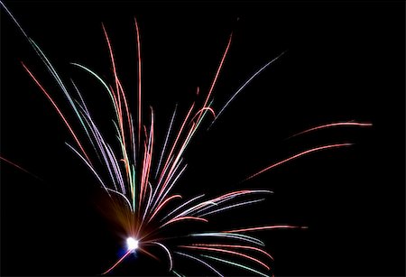 Fireworks Lighting up the Black Night Sky Foto de stock - Royalty-Free Super Valor e Assinatura, Número: 400-05030671