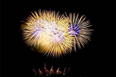simsearch:400-06736432,k - Fireworks Lighting up the Black Night Sky Foto de stock - Royalty-Free Super Valor e Assinatura, Número: 400-05030672