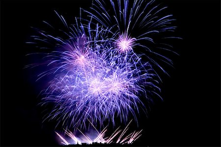 Fireworks Lighting up the Black Night Sky Foto de stock - Royalty-Free Super Valor e Assinatura, Número: 400-05030673