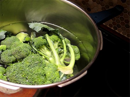 simmering - Broccoli in the pot ready to get boiled Stock Photo - Budget Royalty-Free & Subscription, Code: 400-05030997