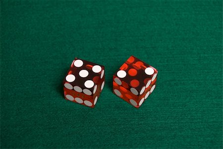 Red Casino Dice with Lucky 7 showing. Photographie de stock - Aubaine LD & Abonnement, Code: 400-05031576