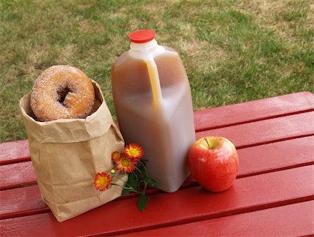 sparkia (artist) - fall scene - apple cider, donuts and an apple Stockbilder - Microstock & Abonnement, Bildnummer: 400-05033341