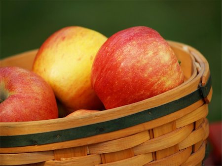 sparkia (artist) - basket of apples Stockbilder - Microstock & Abonnement, Bildnummer: 400-05033342