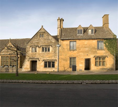 davidmartyn (artist) - Town houses on the  high street broadway cotswolds worcestershire uk. Foto de stock - Super Valor sin royalties y Suscripción, Código: 400-05033874