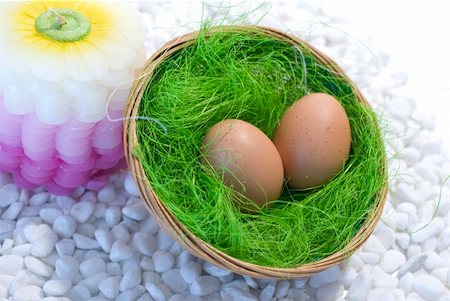 smithesmith (artist) - Easter eggs in a basket and green straw Photographie de stock - Aubaine LD & Abonnement, Code: 400-05044059
