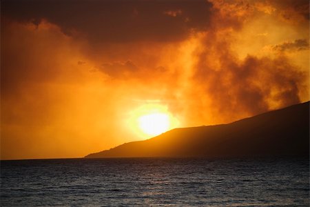 simsearch:400-04006467,k - Maui, Hawaii sunset with ocean and island mountain on Maui, Hawaii. Photographie de stock - Aubaine LD & Abonnement, Code: 400-05044696