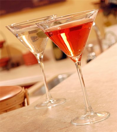 Two vodka martinis setting on a bar Foto de stock - Super Valor sin royalties y Suscripción, Código: 400-05045615