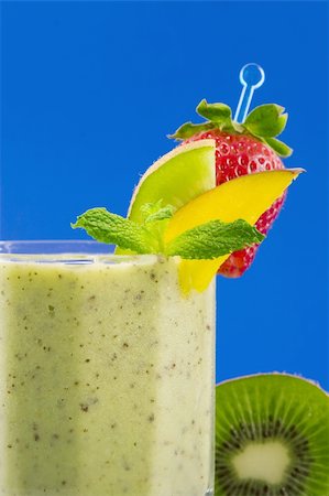 simsearch:400-03918701,k - A glass of kiwi smoothie garnished with fruits Foto de stock - Royalty-Free Super Valor e Assinatura, Número: 400-05045701