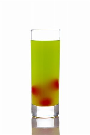 simsearch:400-05148141,k - A glass of fresh kiwi juice with cherries reflected on white background Stockbilder - Microstock & Abonnement, Bildnummer: 400-05046358