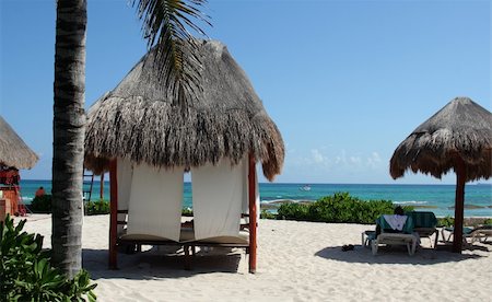 A man lying on a beach chair in the shade at a tropical beach. Stockbilder - Microstock & Abonnement, Bildnummer: 400-05047484