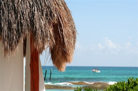 A palm hut with the beautiful Carribean sea in the background. Fotografie stock - Microstock e Abbonamento, Codice: 400-05047485