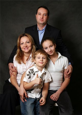 simsearch:400-04633809,k - Portrait of parents and children in studio Photographie de stock - Aubaine LD & Abonnement, Code: 400-05047486