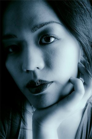 Young chinese girl on a dark background Foto de stock - Super Valor sin royalties y Suscripción, Código: 400-05047539