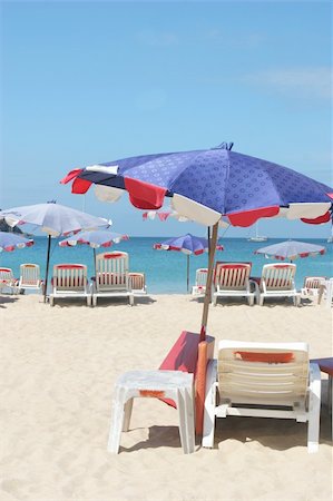 simsearch:700-00555130,k - Rows of colorful beach chairs and umbrellas at the beach. Fotografie stock - Microstock e Abbonamento, Codice: 400-05047778
