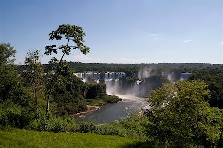 Iguazu Falls as seen from Brasil looking toward Argentina Foto de stock - Super Valor sin royalties y Suscripción, Código: 400-05047971
