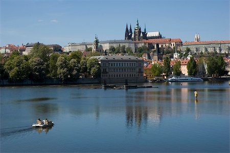 prager schloss - Tourists on a pedal boat on the river in Prague Photographie de stock - Aubaine LD & Abonnement, Code: 400-05048528