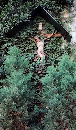 Cross with a statue of saint on the wall with a wild wine Foto de stock - Super Valor sin royalties y Suscripción, Código: 400-05048540