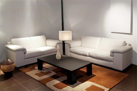 simsearch:633-08639004,k - Modern living room with two leather sofas Fotografie stock - Microstock e Abbonamento, Codice: 400-05048892