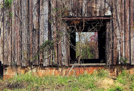 simsearch:400-03975187,k - Agriculture History - An old abandoned tobacco barn. Stock Photo - Budget Royalty-Free & Subscription, Code: 400-05049234