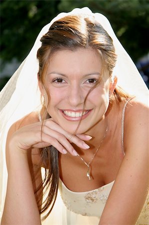 Young bride posing in the wedding day Photographie de stock - Aubaine LD & Abonnement, Code: 400-05040182