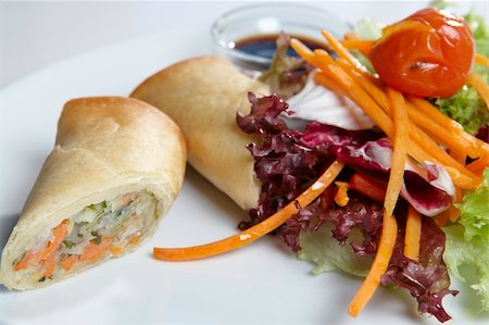 simsearch:400-05299211,k - Spring Rolls with sauce and fresh salad Foto de stock - Super Valor sin royalties y Suscripción, Código: 400-05040288