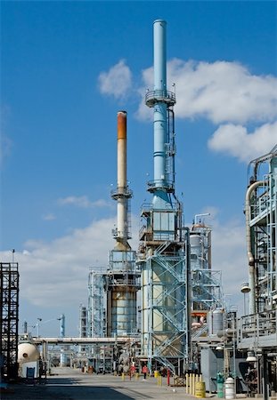 simsearch:400-05898394,k - Oil refinery for making gasoline, diesel, and other fuels along with pollution and harm to the environment Stockbilder - Microstock & Abonnement, Bildnummer: 400-05040562