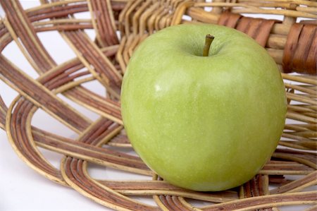 simsearch:400-07714506,k - Beautiful green apple on a background of a wum vase. Photographie de stock - Aubaine LD & Abonnement, Code: 400-05040665