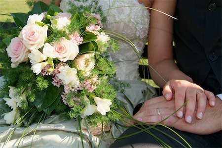 Wedding bouquet of flowers and rings Photographie de stock - Aubaine LD & Abonnement, Code: 400-05040761