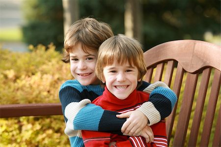 simsearch:400-05166871,k - Brothers Hugging Sitting on a Park Bench Foto de stock - Royalty-Free Super Valor e Assinatura, Número: 400-05041295