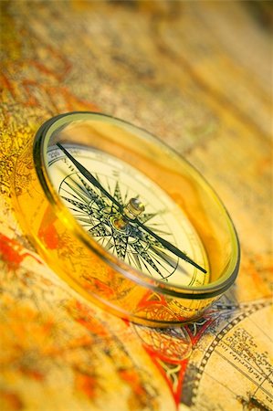 Old style gold compass on antique world map Foto de stock - Super Valor sin royalties y Suscripción, Código: 400-05041408