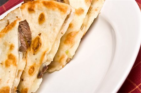 simsearch:400-04414212,k - fresh off the stove a steak Quesadilla on a white plate Fotografie stock - Microstock e Abbonamento, Codice: 400-05042166