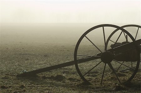 Old Farm Machinery stands in a bare field on a foggy morning. Haumoana, Hawke's Bay, New Zealand Photographie de stock - Aubaine LD & Abonnement, Code: 400-05042194