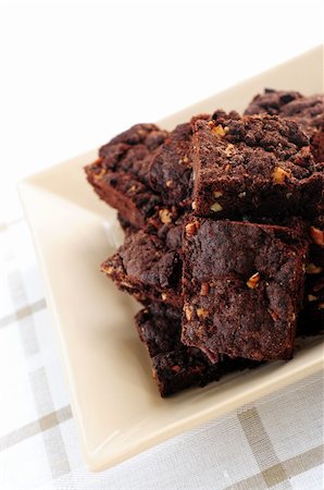 simsearch:824-07586013,k - Homemade chocolate brownies served on a plate Foto de stock - Super Valor sin royalties y Suscripción, Código: 400-05042789