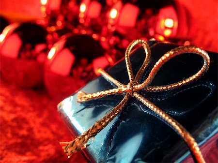 pontuse (artist) - Christmas present with very special gift inside Stockbilder - Microstock & Abonnement, Bildnummer: 400-05043166