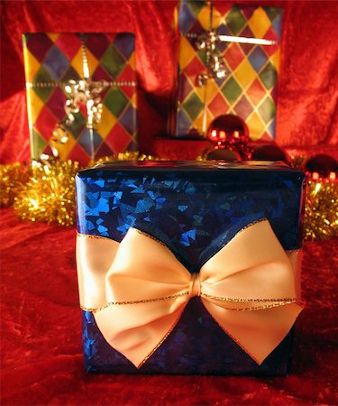 pontuse (artist) - Christmas present with very special gift inside Stockbilder - Microstock & Abonnement, Bildnummer: 400-05043211