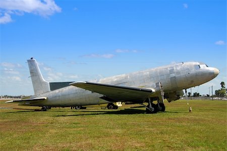 simsearch:400-04600484,k - Old warbird in the grass Photographie de stock - Aubaine LD & Abonnement, Code: 400-05043682