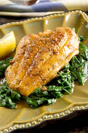 Spiced catfish fillet on a bed of spinach Foto de stock - Super Valor sin royalties y Suscripción, Código: 400-05043855