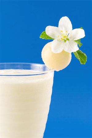 simsearch:400-03918701,k - A glass of pear smoothie garnished with flower Foto de stock - Royalty-Free Super Valor e Assinatura, Número: 400-05043858