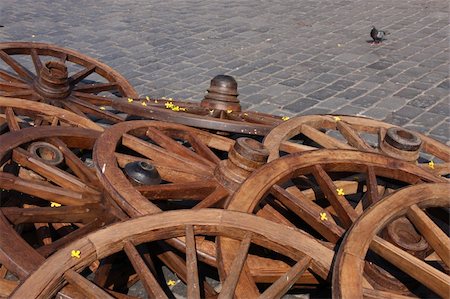 simsearch:400-04872609,k - Cart wheels on the old town square. Cobblestone background. Fotografie stock - Microstock e Abbonamento, Codice: 400-05055827