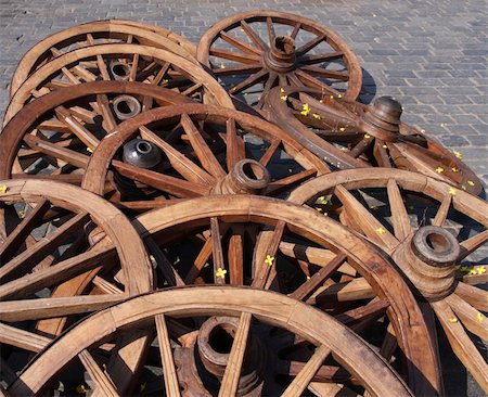 simsearch:400-04872609,k - Cart wheels on the old town square. Cobblestone background. Fotografie stock - Microstock e Abbonamento, Codice: 400-05055828