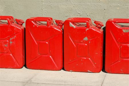 red fuel cans against a wall Fotografie stock - Microstock e Abbonamento, Codice: 400-05056086