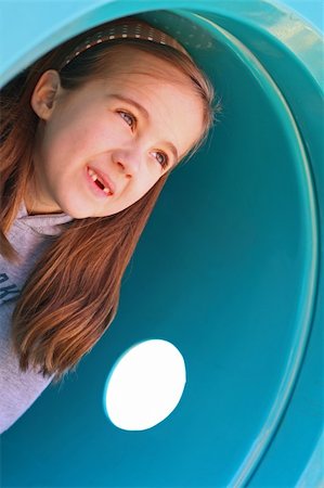 Young girl playing in a playground tunnel Foto de stock - Royalty-Free Super Valor e Assinatura, Número: 400-05056296