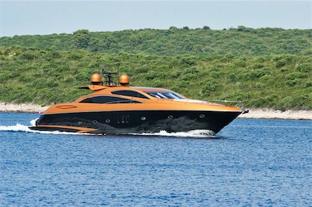 Golden Luxury Yacht Cruising in the Blue Sea Photographie de stock - Aubaine LD & Abonnement, Code: 400-05057802