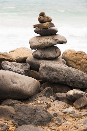 A stack of rocks have been piled up to act as a symbol of spirituality.It could also be a shrine of some kind. Foto de stock - Super Valor sin royalties y Suscripción, Código: 400-05058418