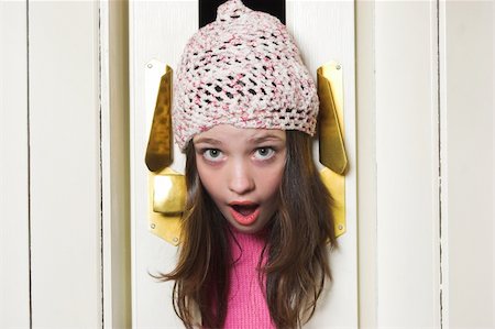 Girl head stuck in accordion door Photographie de stock - Aubaine LD & Abonnement, Code: 400-05058433