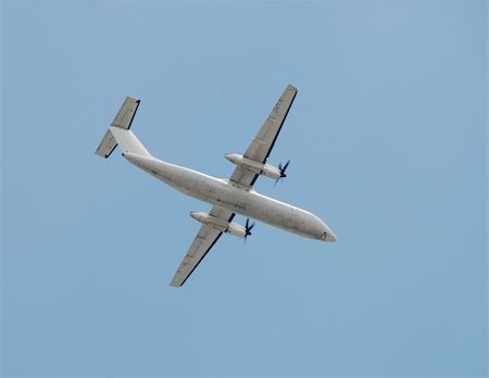 simsearch:400-04380784,k - Light turboprop airplane passing overhead Foto de stock - Super Valor sin royalties y Suscripción, Código: 400-05058907