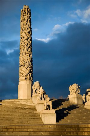 frogner park - The monolith at the vigeland park in Oslo, Norway Foto de stock - Royalty-Free Super Valor e Assinatura, Número: 400-05050630