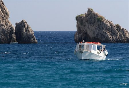 simsearch:400-06101268,k - Fishing boat in Parga northern Greece Foto de stock - Royalty-Free Super Valor e Assinatura, Número: 400-05051020
