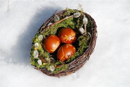 white snow and Easter Eggs in the basket Stockbilder - Microstock & Abonnement, Bildnummer: 400-05051064